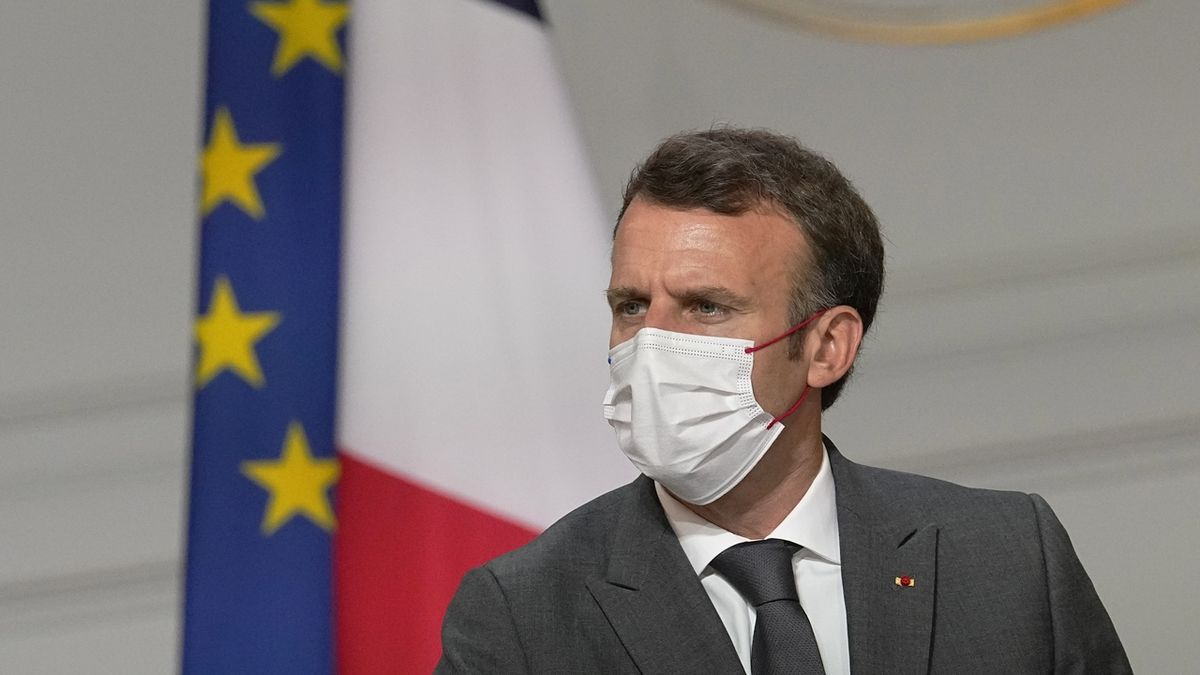 Macron varoval před novou vlnou covidu-19 a ohlásil nové restrikce